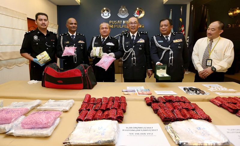 Penang police chief Datuk Abdul Ghafar Rajab (third right) with his deputy Datuk Roslee Chik (left), showing the drugs seized, during a press conference in George Town, January 6, 2017. u00e2u20acu201d Bernama pic