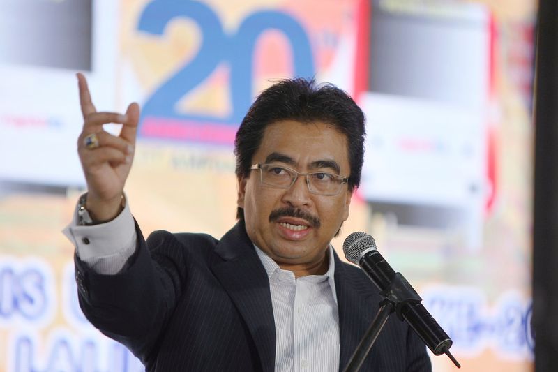 Second Finance Minister Datuk Johari Abdul Ghani delivering a speech during the 20th anniversary of the Rapid KL LRT Ampang Line, December 22, 2016. u00e2u20acu201d Bernama pic