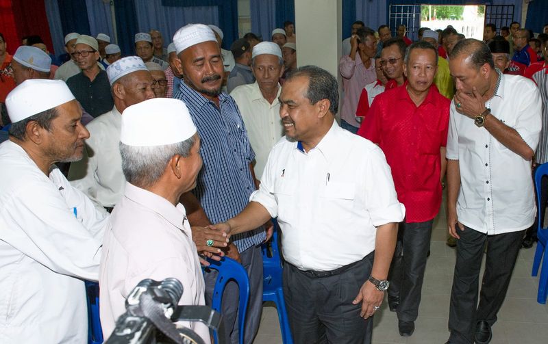 Datuk Seri Jamil Khir shaking hands with those present during the presentation of contributions to mosques and surau affected by floods, at Dewan Tanjong Che Mas in Tumpat, Januari 10, 2017. u00e2u20acu201d Bernama pic