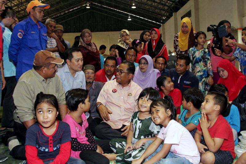Johor Menteri Besar Datuk Seri Mohamed Khaled Nordin (seated centre) meeting flood victims at a relief centre in Kota Tinggi, January 25, 2017. u00e2u20acu201d Bernama pic