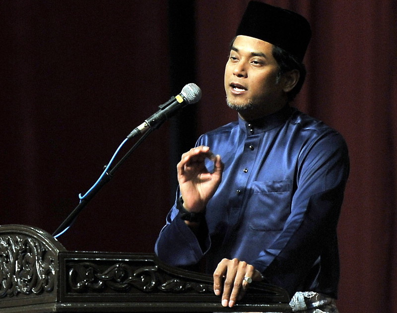 Youth and Sports Minister Khairy Jamaluddin Abu Bakar speaking to new students at International Islamic University Malaysia (IIUM), Kuala Lumpur January 27, 2017. u00e2u20acu201d Bernama pic