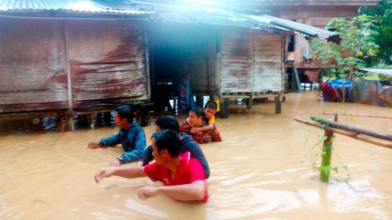 Fire and rescue personnel helping to evacuate residents affected by the floods in Kampung Merion in Kota Marudu, January 18, 2017. u00e2u20acu201d Bernama pic