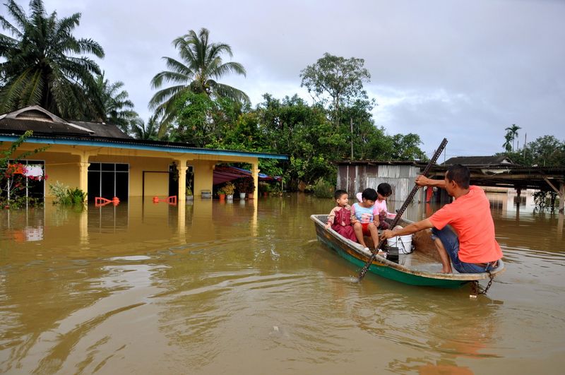 Flood victims are forced to use boats to commute along the main road after their houses were flooded due to the overflowing Sungai Nerus in Kampung Lapang Sira, Kuala Nerus, Terengganu, January 6, 2017. u00e2u20acu201d Bernama pic