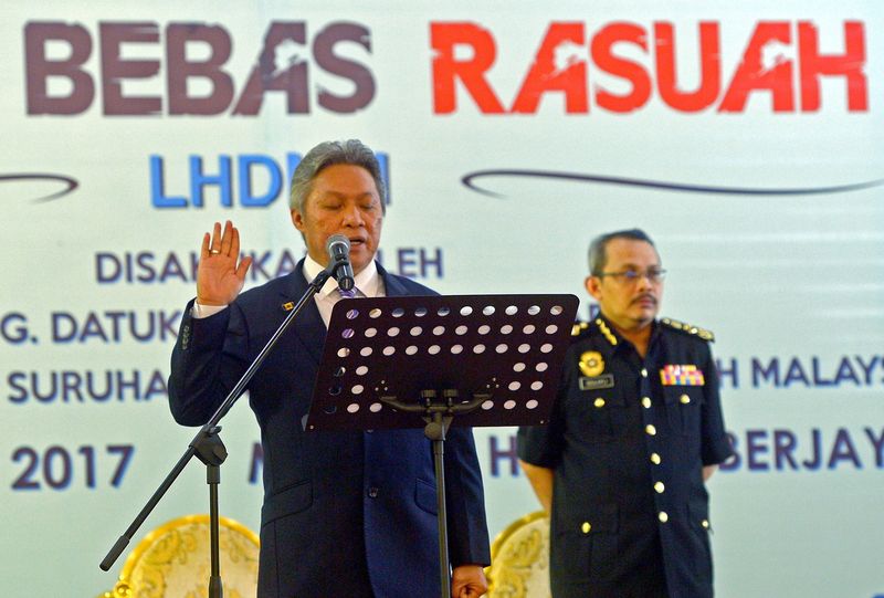 IRB CEO Datuk Sabin Samitah leading the pledge of non-corruption witnessed by MACC Chief Commissioner Datuk Dzulkifli Ahmad (right) at IRB headquarters, Cyberjaya, January 10, 2017. u00e2u20acu201d Bernama pic