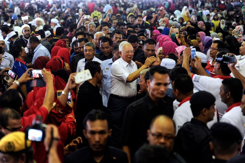 Prime Minister Datuk Seri Najib Razak (centre) chatting with the people at the Kuala Ketil public field in Baling, January 17, 2017. Also seen is Kedah Menteri Besar Datuk Seri Ahmad Basha Md Hanipah. u00e2u20acu201d Bernama pic