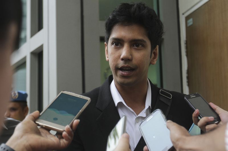 Raul Lee Bhaskran speaks to journalists outside the Singapore High Commission in Kuala Lumpur, January 24, 2017. u00e2u20acu2022 Picture by Yusof Mat Isa