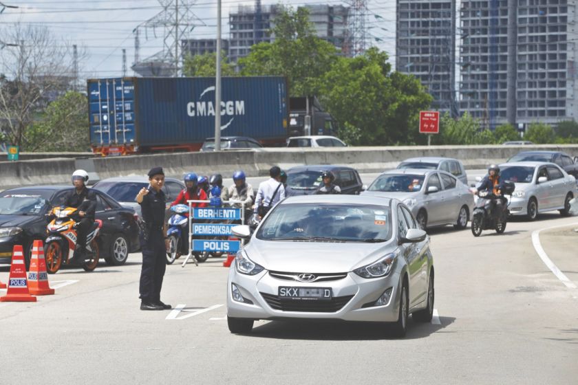 A Singaporean vehicle stopped at a roadblock near the Pandan Rest and Relaxation stop at the Eastern Dispersal Link (EDL). u00e2u20acu201d Malay Mail pic