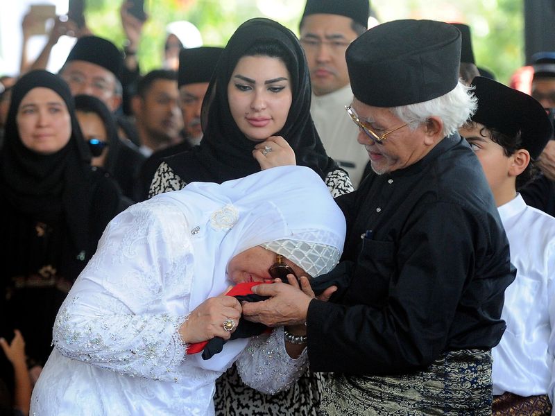 Yang Dipertua Negeri Tun Abdul Taib Mahmud mententeramkan balu Ketua Menteri Sarawak Puan Sri Jamilah Anu di Tanah Perkuburan Islam Samariang, Petra Jaya, Kuching 12 Januari 2017. u00e2u20acu201d Foto Bernama