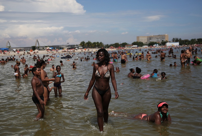 People spend time at an artificial pond known as piscinao, or big pool, in the northern suburbs of Rio de Janeiro January 8, 2017. u00e2u20acu201d Reuters pic