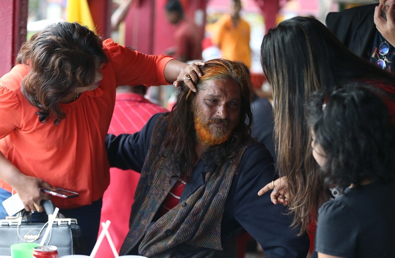 Vashanthi (left) and Suguna fuss over Ben when they met at Brickfields yesterday. u00e2u20acu201d Picture by Malay Mail