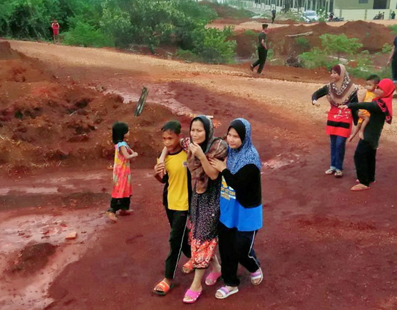 Family members of the drowned victims arrive at the bauxite mine in Taman Sungai Karang Jaya, Kuantan February 4, 2017. u00e2u20acu201d Bernama pic