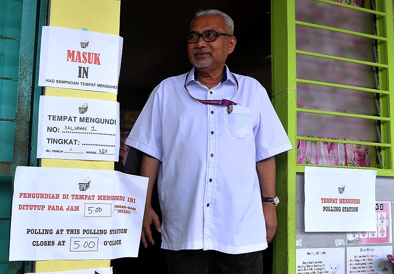 Election Commission chairman Datuk Seri Mohd Hashim surveys the polling station at Sekolah Kebangsaan Bumiputera during the Tanjong Datu by-election in Lundu February 18, 2017. u00e2u20acu201d Bernama pic