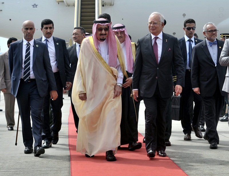 King Salman Abdulaziz Al-Saud of Saudi Arabia (centre) is greeted by Prime Minister Datuk Seri Najib Razak upon his arrival at Sepang February 26, 2017. u00e2u20acu201d Bernama pic