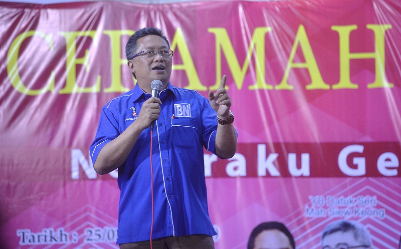 Menteri di Jabatan Perdana Menteri Datuk Seri Abdul Rahman Dahlan berucap pada Program Ceramah Rakyat Hulu Selangor di Tapak Pasar Malam Taman Bunga Raya Bukit Beruntung malam ini. u00e2u20acu201d Foto Bernama
