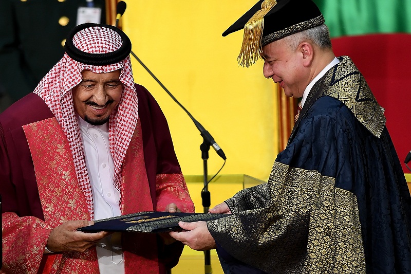 Sultan of Perak Sultan Nazrin Shah (right) presents the Honorary Degree of Doctor of Letters to Saudi Arabia's King Sultan Salman bin Abdulaziz at Universiti Malaya in Kuala Lumpur February 27, 2017. u00e2u20acu201d AFP pic