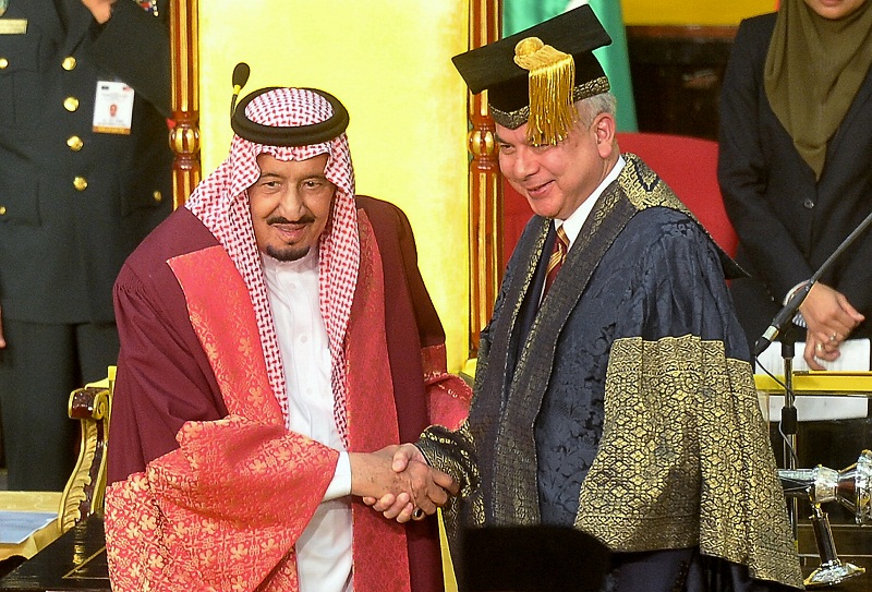 Sultan of Perak Sultan Nazrin Shah (right) presents the Honorary Degree of Doctor of Letters to Saudi Arabia's King Sultan Salman bin Abdulaziz at Universiti Malaya in Kuala Lumpur February 27, 2017. u00e2u20acu201d Bernama pic