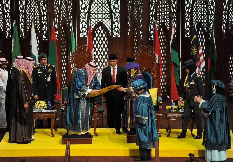 Sultan of Pahang Sultan Ahmad Shah, who is the Constitutional Head of the International Islamic University Malaysia, presents the Lifetime Outstanding Achievement Award to Saudi Arabian King by the Sultan of Pahang Sultan Ahmad Shah in Kuala Lumpur Februa