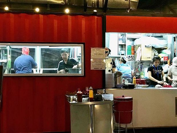 Owner of D'grill Kiang Siang Heng prepares the dishes with his team. D'grill offers a wide variety of dishes such as sambal stingray and a seafood platter. ― Picture by Sonia Yeo/TODAY