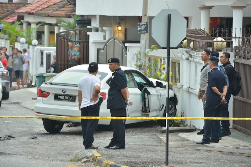 Police at the scene of the shooting incident yesterday. u00e2u20acu201d Picture courtesy of Pocketnews