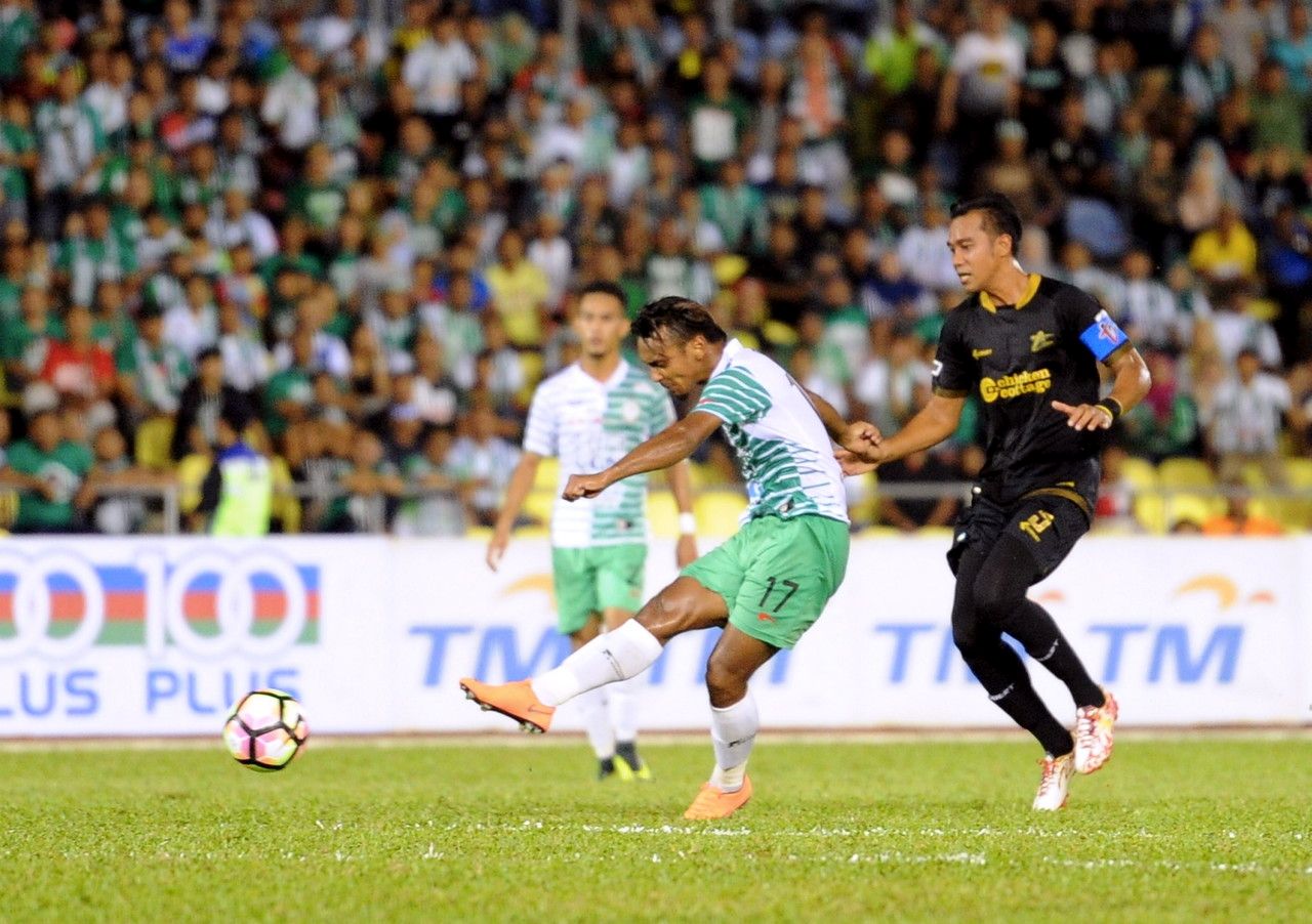 File photo of striker for Melaka United, Amri Yahyah (left) shoots at goal during the 2017 Super League match against T-Team in the Hang Jebat Stadium in Melaka, February 11, 2017. u00e2u20acu201d Bernama pic