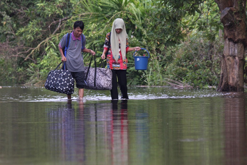 Residents of Kampung Semangat wade through flood waters with their belongings in Kuantan February 2, 2017. u00e2u20acu201d Bernama pic