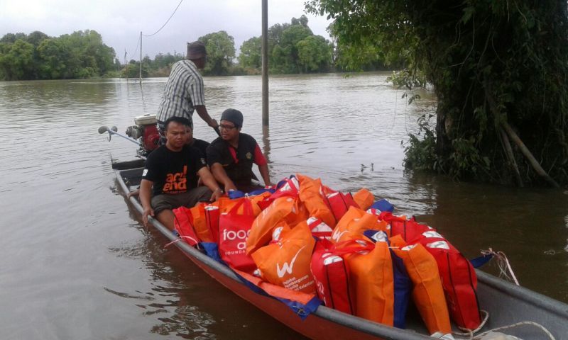 Volunteers from the Food Aid Organisation delivering food supplies and daily necessity items to village folks of Kumpung Bendang Pak Yong in Tumpat, Kelantan last month. u00e2u20acu2022 Picture taken from  Hayati Ismail's Facebook page