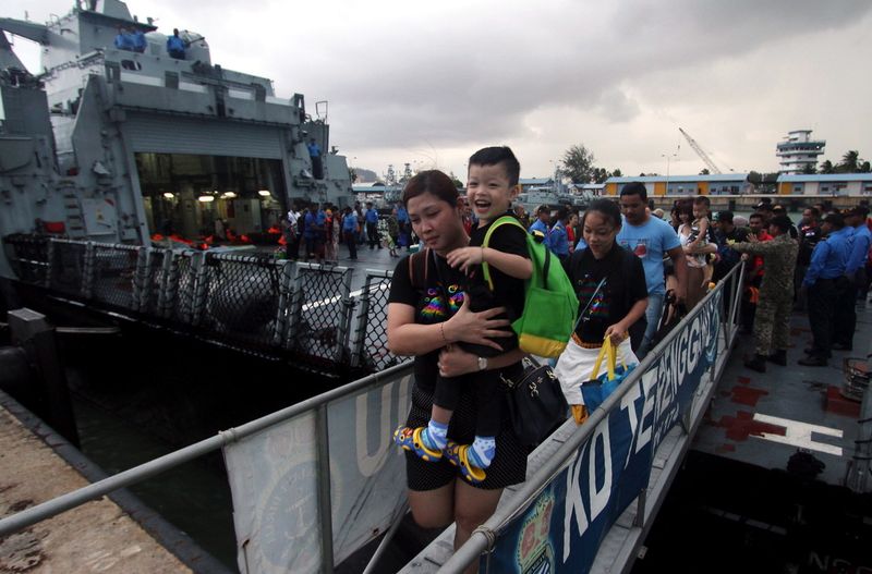 Seramai 87 pelancong yang terkandas di Pulau Tioman dekat Rompin akibat laut bergelora dan cuaca buruk selamat tiba dengan Kapal KD Terengganu di Pangkalan Tentera Laut Diraja Malaysia (TLDM) Tanjung Gelang lewat petang tadi. -- Foto Bernama
