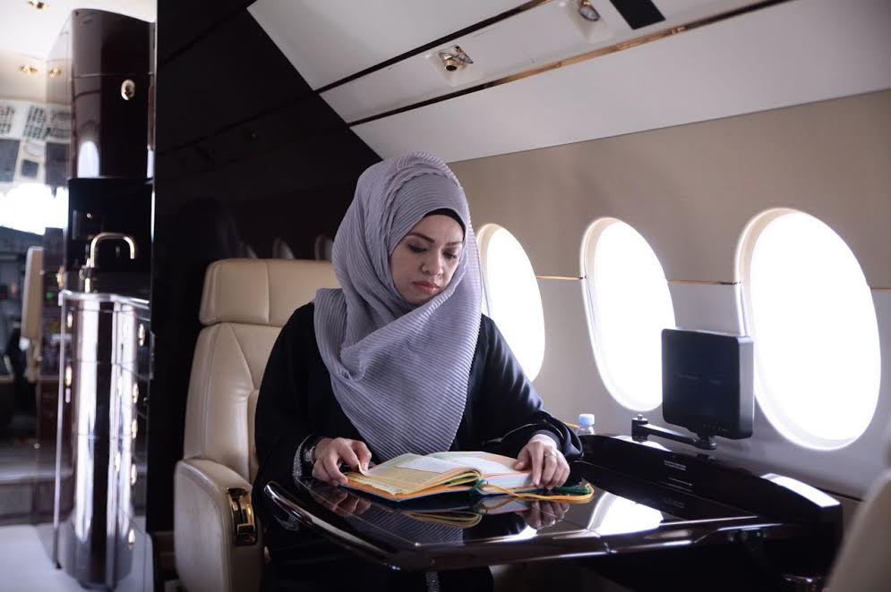 Qariah popular Sharifah Khasif Fadzillah membaca al-Quran di atas jet mewah dalam satu foto bagi mempromosi pakej mengaji RM33,000 sejam. u00e2u20acu201d Foto ihsan Elite Jets