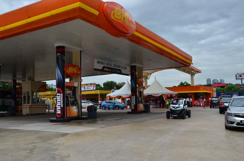 The BHPetrol station at Kg. Sungai Kayu Ara. u00e2u20acu201d Picture by YS Khong