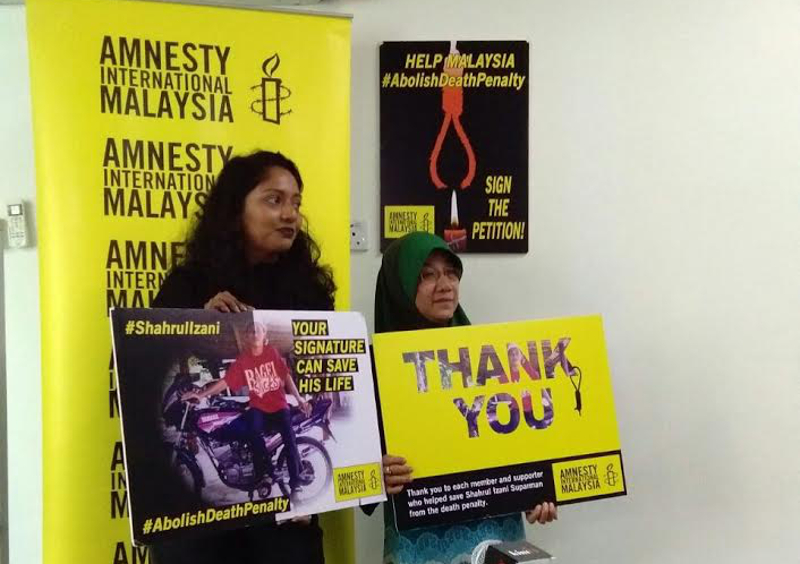 Amnesty International Malaysia executive director Shamini Darshni Kaliemuthu (left) and Shahrul Izani Suparmanu00e2u20acu2122s mother Sapinah Nawawi. u00e2u20acu201d Picture courtesy of Amnesty International Malaysia