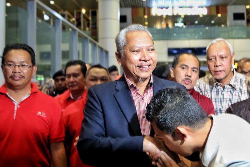 Tan Sri Annuar Musa greets a supporter at the Kuala Lumpur International Airport, February 2, 2017. u00e2u20acu2022 Picture by Saw Siow Feng