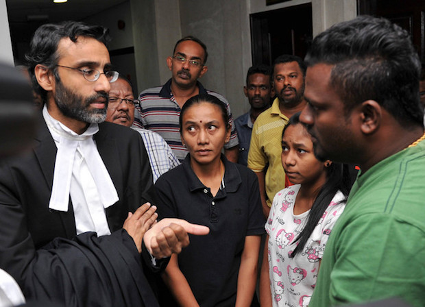Counsel N. Surendran speaks to the family of S. Balamurugan at the High Court in Shah Alam February 15, 2017. u00e2u20acu201d Bernama pic