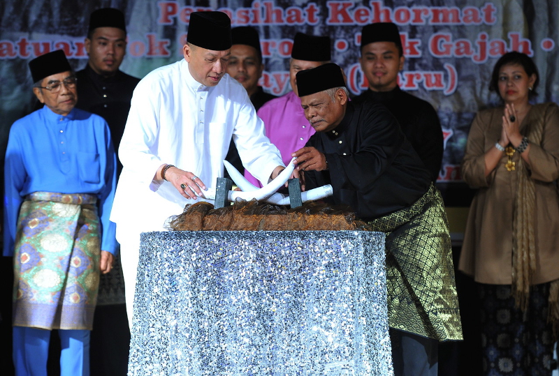 Datuk Seri Mohamed Nazri Abdul Aziz at the launch of launched the Descendents of Tok Shahrom-Tok Gajah-Mat Kilau Association Malaysia along with the president Jalauddin Long (front right) in Kuantan February 11, 2017. u00e2u20acu201d Bernama pic