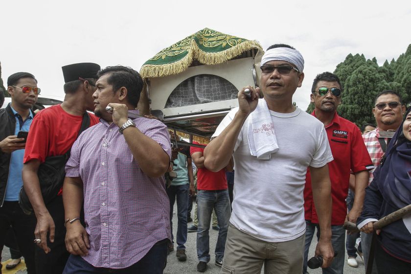 Red Shirts leader Datuk Seri Jamal Yunos attempted to carry a coffin into the Selangor state secretariat building today, February 14, 2017. u00e2u20acu201d Picture by Yusof Mat Isa