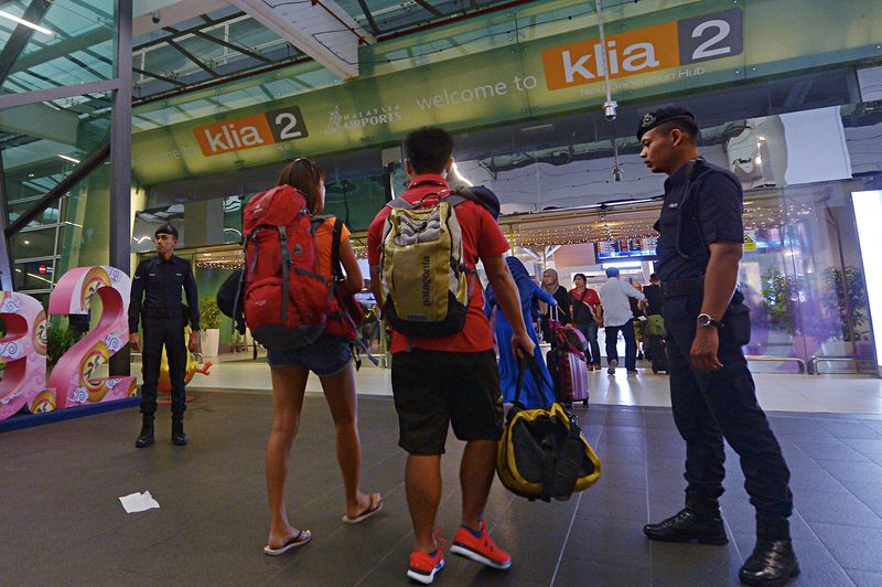 Anggota keselamatan Lapangan Terbang Antarabangsa Kuala Lumpur 2 (klia2) meningkatkan kawalan keselamatan di laluan ke terminal klia2 hari ini, berikutan kes pembunuhan melibatkan lelaki yang dipercayai abang pemimpin Korea Utara, Kim Jong Un kelmarin.u00e2u20acu00a8