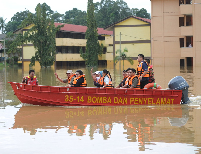 Prime Minister Datuk Seri Najib Razak and his wife Datin Seri Rosmah Mansor taking a boat ride to inspect Sekolah Menengah Paloh Hinai when reviewing flood-stricken areas in Pekan, Pahang, February 1, 2017. u00e2u20acu201d Bernama pic