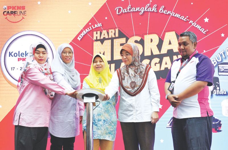 PKNS chief operations executive Norita Sidek and chief corporate executive Siti Zubaidah Jaabad launched the Hari Mesra Pelanggan PKNS event in Shah Alam on Sunday.