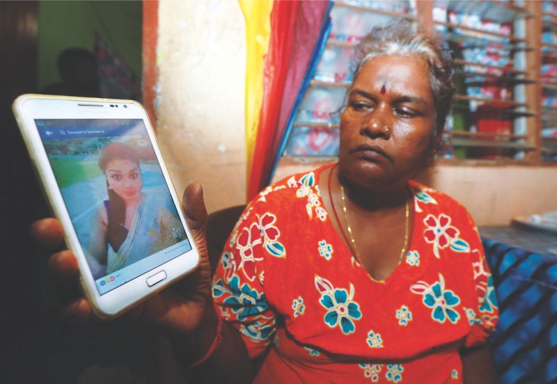 Mariayee shows a picture of Sameera on a handphone, February 26, 2017. — Picture by Farhan Najib