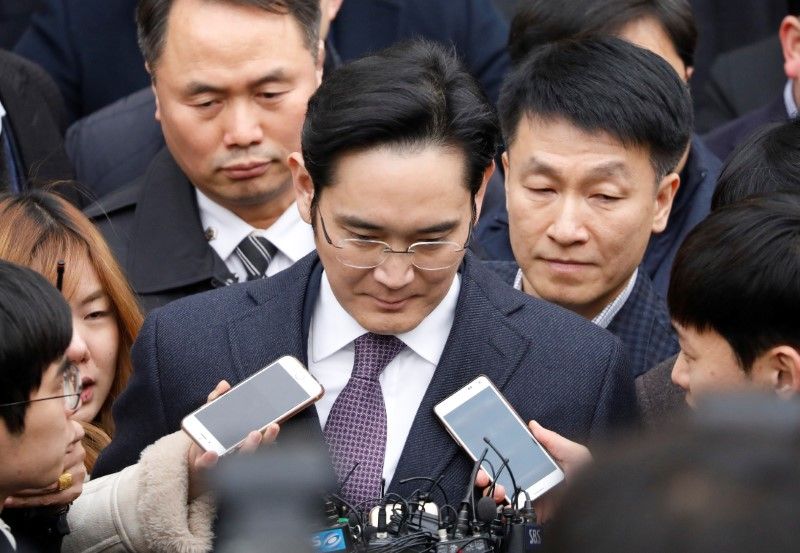 Samsung Group chief, Jay Y. Lee, leaves after attending a court hearing to review a detention warrant request against him at the Seoul Central District Court in Seoul, South Korea, January 18, 2017. u00e2u20acu2022 Reuters pic