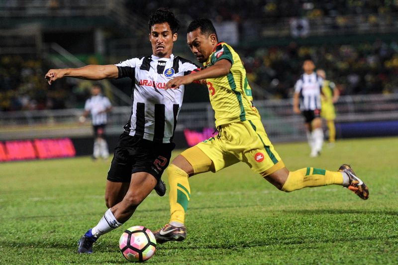 Pemain Kedah Mohd Syazwan Zainon (kanan) diasak pemain Pahang, Matthew Thomas Davies pada perlawanan Liga Super 2017 di Stadium Darul Aman malam tadi. u00e2u20acu201d Foto Bernama