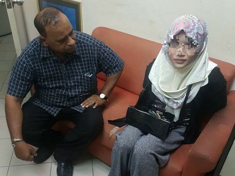 Seorang lelaki ditahan polis kerana mencuri beg tangan di surau wanita pusat beli-belah Bandar Sunway semalam. u00e2u20acu201d Foto ihsan Facebook/Putera Karya
