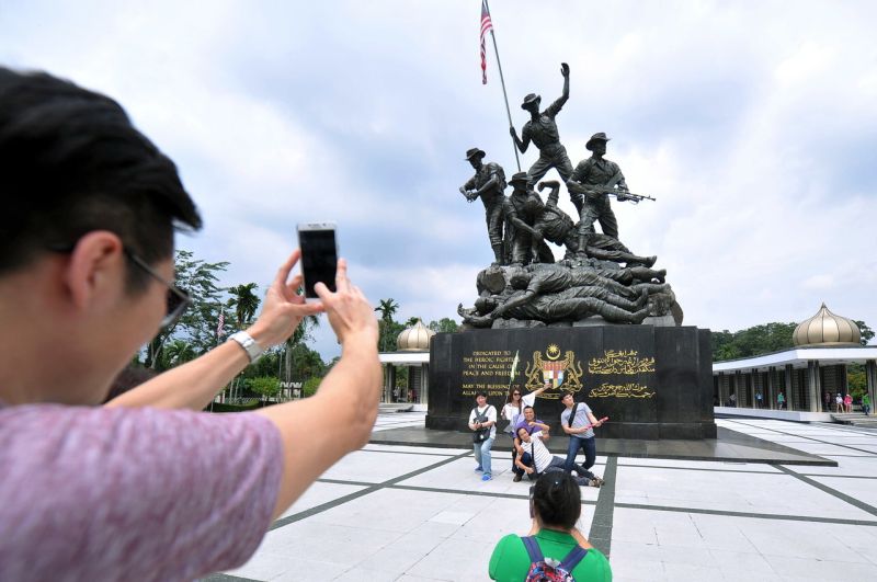 Tourists pose for a photo at the Tugu Negara monument in Kuala Lumpur February 3, 2017. u00e2u20acu2022 Bernama pic