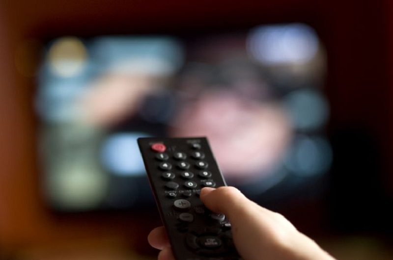 A new study suggests that strong self-control over how much TV to watch before bed can improve sleep. u00e2u20acu201d AFP pic