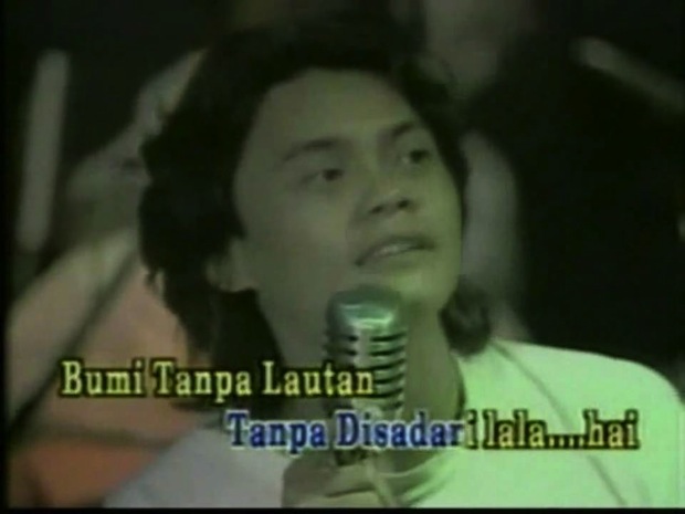 Screengrab taken from a YouTube video showing Zainal Abidin singing 'Hijau'. 