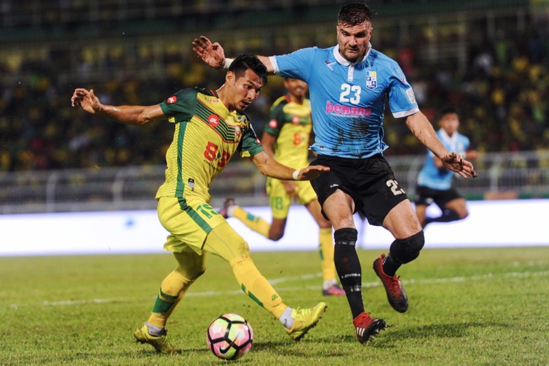 Pemain Kedah Liridon Krasniqi diasak pemain Pulau Pinang pada perlawanan Liga Super di Stadium Darul Aman pada 25 Februari 2017. u00e2u20acu201d Foto Bernama