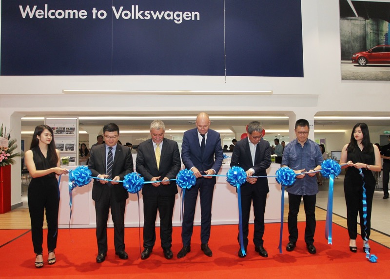 Goh Ngin Hong, Gabor Csurgai, Regional MD of Warnes Automotive; Erik Winter, MD of Volkswagen Passenger Cars Malaysia; Dato Sri Yaw Chee Ming, Chairman of Wearnes Automotive and Leon Tan, Director of Wearnes Automotive. u00e2u20acu201d Photo courtesy of Volkswagen Ma