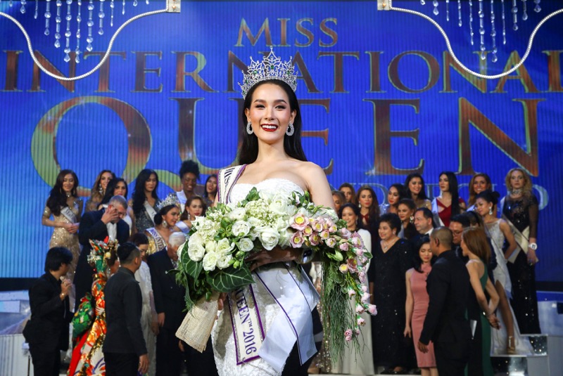 Contestant Jiratchaya Sirimongkolnawin of Thailand smiles after she was crowned winner of the Miss International Queen 2016 transgender/transsexual beauty pageant in Pattaya, Thailand, March 10, 2017. u00e2u20acu201d Reuters pic