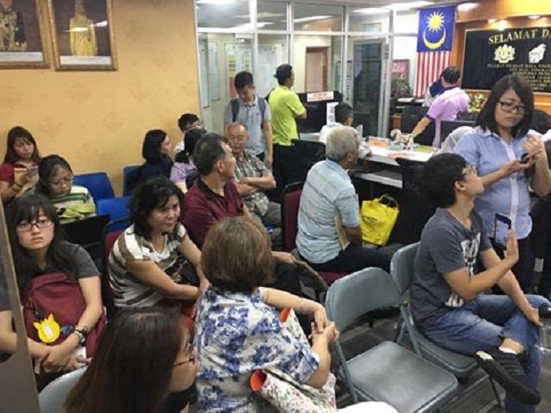 Ethnic Chinese group seen at the election commissionu00e2u20acu2122s office in Shah Alam to verify themselves as eligible voters. u00e2u20acu201d Picture courtesy of Elaine Lee