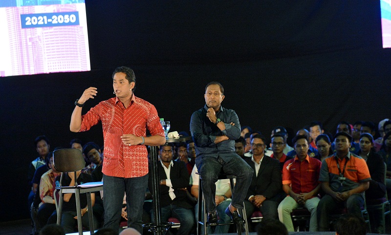 Youth and Sports Minister Khairy Jamaluddin (left) and Perak Mentri Besar Datuk Seri Zambry Abd Kadir at a TN50 dialogue session at UiTM Seri Iskandar in Parit. Picture released March 9, 2017. u00e2u20acu201d Bernama pic