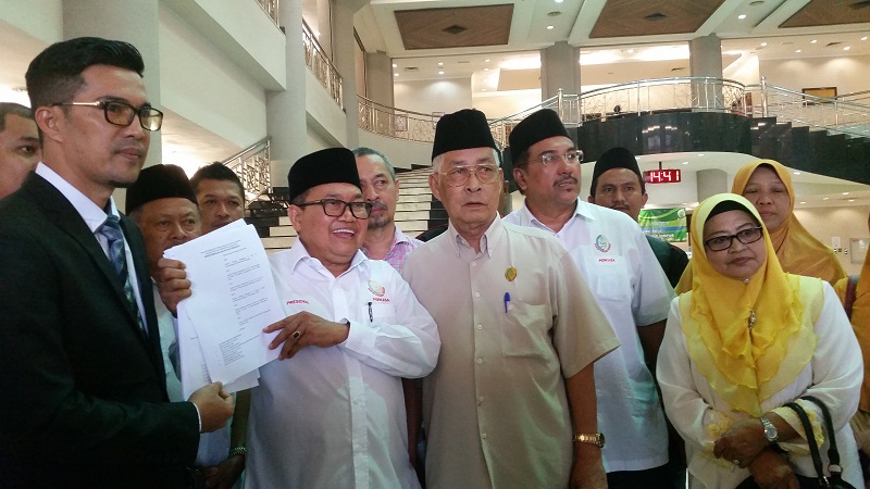 Datuk Ibrahim Ali (second from left) said he is seeking to intervene in a lawsuit that affects the rights of Muslims to obtain knowledge directly from controversial Muslim preacher Dr Zakir Naik, in Kuala Lumpur March 14, 2017 — Picture by by Ida Lim